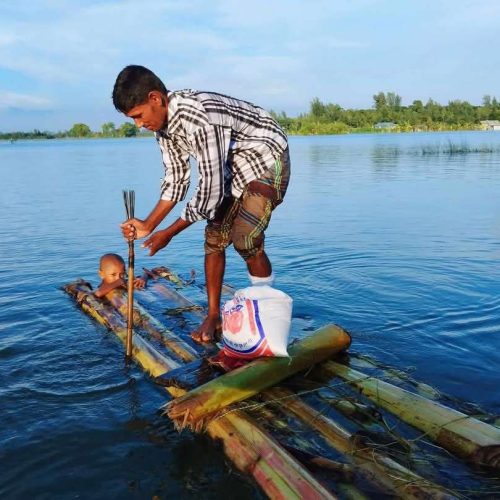 During floods, we conduct rapid rescue operations and distribute dry food and clean water. In coastal flood-affected areas, we build temporary shelters and provide emergency food supplies, giving priority to women and children.